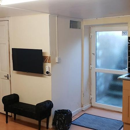 Private Basement Studio Flat With Modern Features Lägenhet Huddersfield Exteriör bild