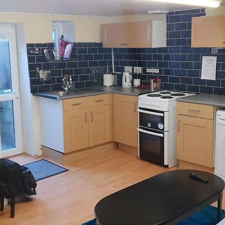 Private Basement Studio Flat With Modern Features Lägenhet Huddersfield Exteriör bild