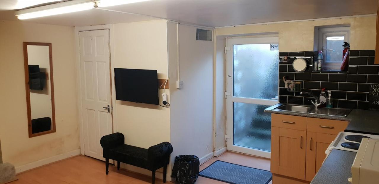 Private Basement Studio Flat With Modern Features Lägenhet Huddersfield Exteriör bild