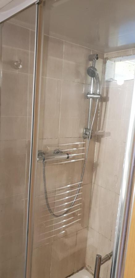 Private Basement Studio Flat With Modern Features Lägenhet Huddersfield Exteriör bild