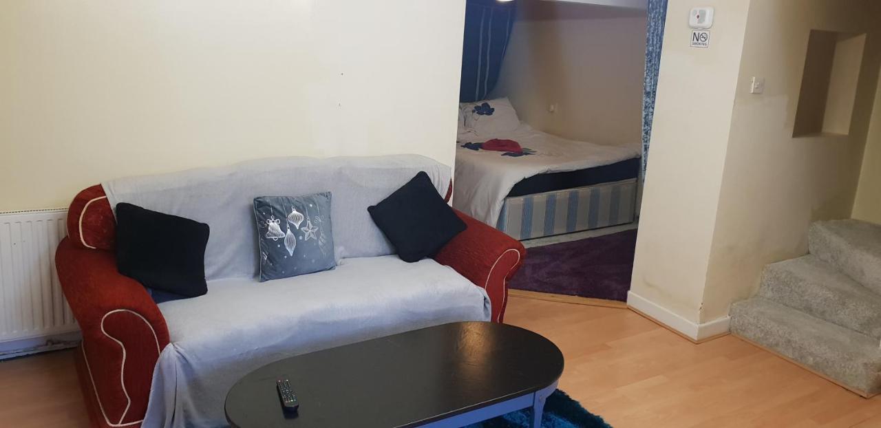 Private Basement Studio Flat With Modern Features Lägenhet Huddersfield Exteriör bild