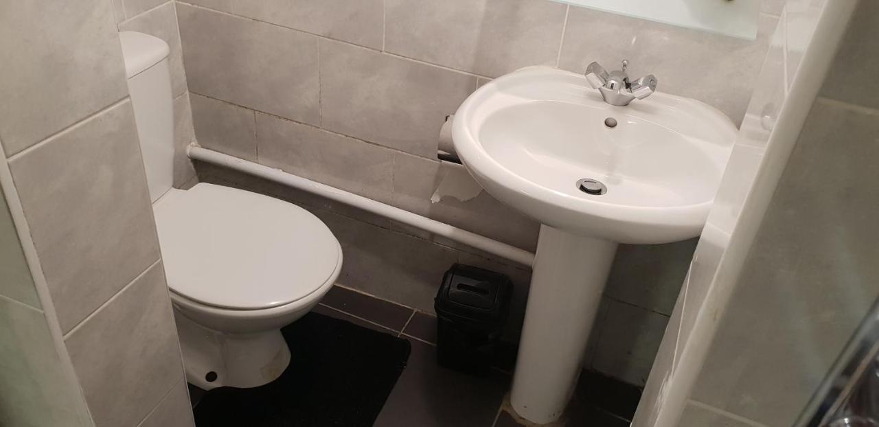 Private Basement Studio Flat With Modern Features Lägenhet Huddersfield Exteriör bild