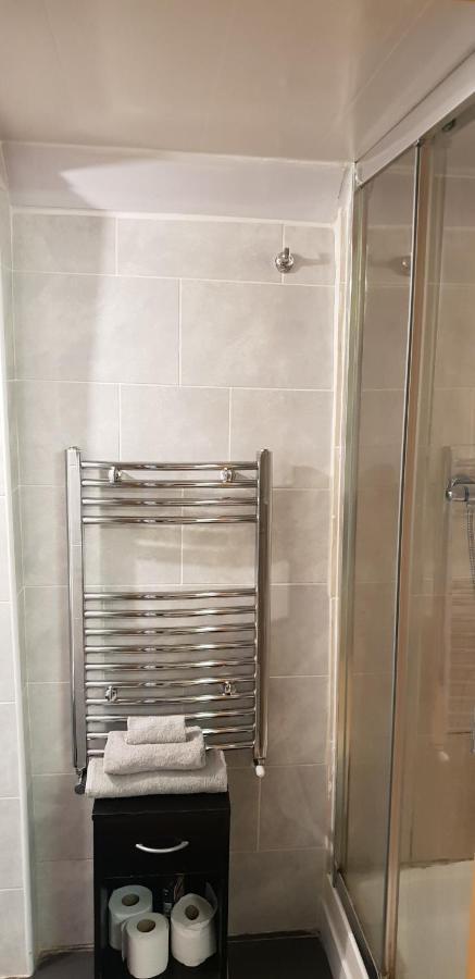 Private Basement Studio Flat With Modern Features Lägenhet Huddersfield Exteriör bild