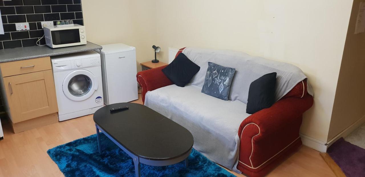 Private Basement Studio Flat With Modern Features Lägenhet Huddersfield Exteriör bild