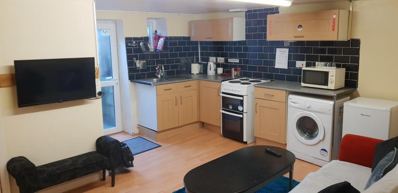 Private Basement Studio Flat With Modern Features Lägenhet Huddersfield Exteriör bild
