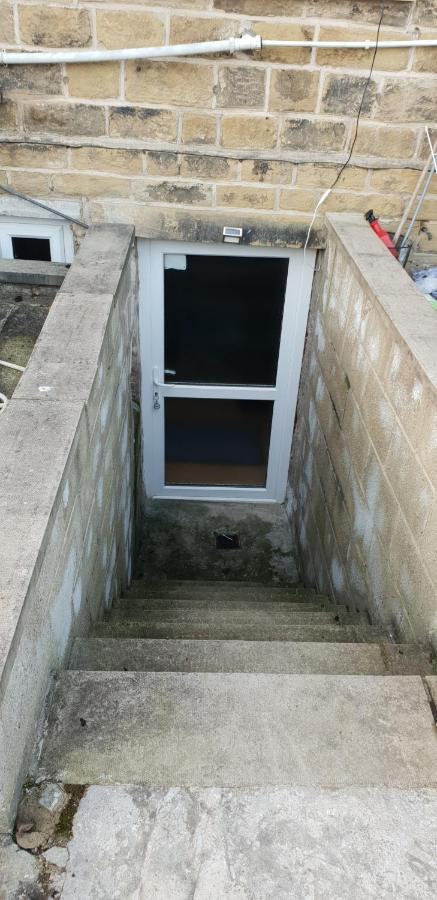 Private Basement Studio Flat With Modern Features Lägenhet Huddersfield Exteriör bild